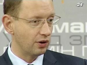 Яценюк подав до суду на НБУ через вимогу обмінювати валюту з паспортом