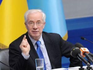 Азаров: На 197 економістів припадає один працівник легкої промисловості