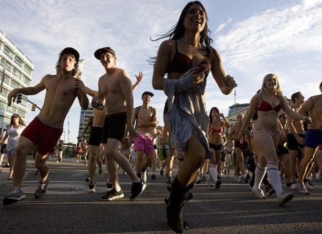 В Солт-Лейк Сити устроили пробег в нижнем белье В Солт-Лейк Сити устроили пробег в нижнем белье