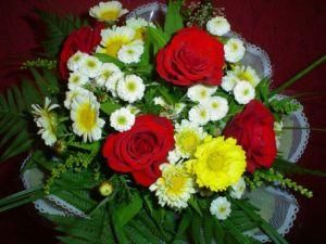 Киевские студенты соревновались, кто метко бросит букет в портрет министра Киевские студенты соревновались, кто метко бросит букет в портрет министра