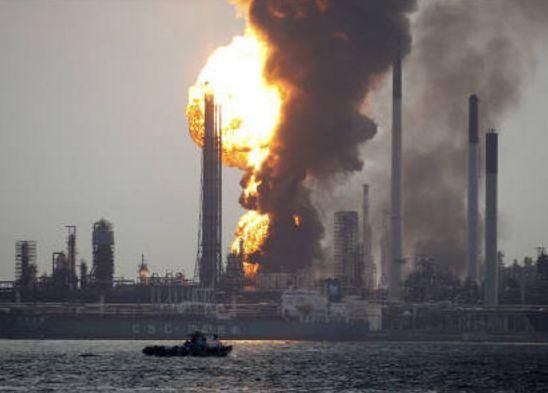 В Сингапуре горит нефтеперерабатывающий завод