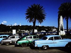 Кубинцям дозволили продавати машини Кубинцям дозволили продавати машини