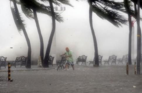 Тайфун "Несат" надвигается на Гонконг Тайфун "Несат" надвигается на Гонконг