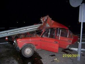 ДТП на Полтавщині: "Жигуль" із дітьми потрапив у металевий відбійник ДТП на Полтавщині: "Жигуль" із дітьми потрапив у металевий відбійник