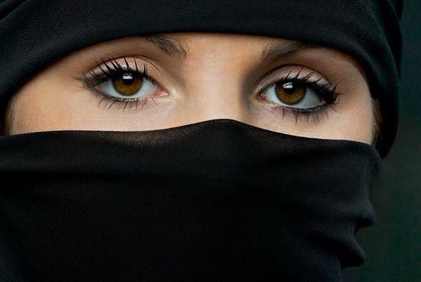 У Бельгії чоловік побив поліцейського, який вимагав у його жінки зняти паранджу У Бельгії чоловік побив поліцейського, який вимагав у його жінки зняти паранджу