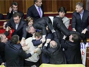 У Луганській міськраді під час бійки охоронцю відкусили палець У Луганській міськраді під час бійки охоронцю відкусили палець