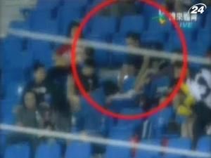 Китай: намагаючись впіймати м'яч, чоловік випустив з рук дочку