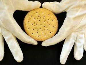 На аукционе продали столетнее печенье На аукционе продали столетнее печенье