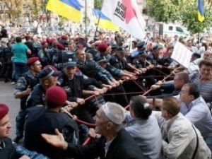 Возле Печерского суда правоохранители и сторонники Тимошенко чуть не подрались Возле Печерского суда правоохранители и сторонники Тимошенко чуть не подрались