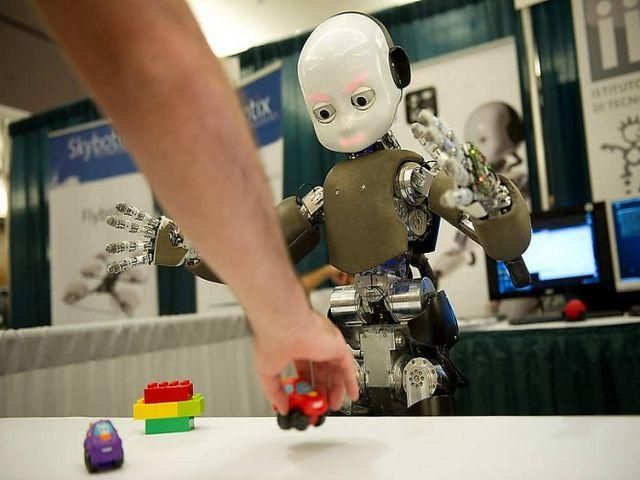 Виставка людиноподібних роботів. Фото Виставка людиноподібних роботів. Фото