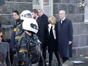 Президента Исландии забросали яйцами и помидорами Президента Исландии забросали яйцами и помидорами