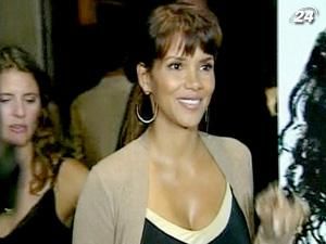 Хеллі Беррі зламала ногу… через козу Хеллі Беррі зламала ногу… через козу