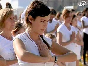 В столице Франции состоялось массовое занятие йогой