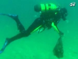 Дайверы убирали после туристов берега Черного моря Дайверы убирали после туристов берега Черного моря