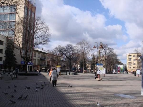 В Ивано-Франковске чиновники отчитываются перед людьми на площади В Ивано-Франковске чиновники отчитываются перед людьми на площади