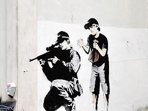 В Британии неизвестные закрасили одну из работ Бэнкси В Британии неизвестные закрасили одну из работ Бэнкси