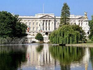 Біля резиденції Єлизавети ІІ знайшли залишки її фаната Біля резиденції Єлизавети ІІ знайшли залишки її фаната