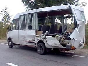 Під Житомиром зіштовхнулися фура і маршрутка: одна людина загинула Під Житомиром зіштовхнулися фура і маршрутка: одна людина загинула