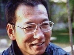 Нобелівського лауреата з Китаю відпустили з в'язниці на похорон батька Нобелівського лауреата з Китаю відпустили з в'язниці на похорон батька