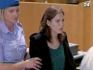 Аманду Нокс, яку звинувачували у вбивстві, виправдали Аманду Нокс, яку звинувачували у вбивстві, виправдали