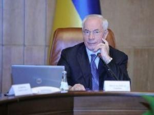 Азаров каже, щоб сварили його, а не Україну