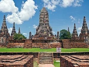 У Таїланді через повені затопило храмовий комплекс У Таїланді через повені затопило храмовий комплекс