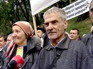 Около полутора тысяч аграриев пикетировали правительство с вилами и косой Около полутора тысяч аграриев пикетировали правительство с вилами и косой