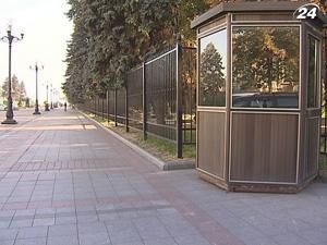 Біля парламенту встановлено ще один двометровий паркан
