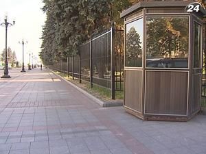 Теперь высокий забор окружает парламент со всех сторон Теперь высокий забор окружает парламент со всех сторон