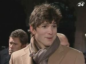 Ештон Катчер відсвяткував річницю шлюбу у джакузі з 4 дівчатами Ештон Катчер відсвяткував річницю шлюбу у джакузі з 4 дівчатами