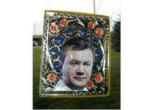 У Луганську зробили ікону Януковича на коробці цукерок