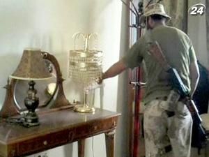 Повстанці захопили будинок Муамара Каддафі Повстанці захопили будинок Муамара Каддафі