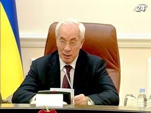 Азаров: Виводити під стіни уряду аграріїв з вилами було нечесно