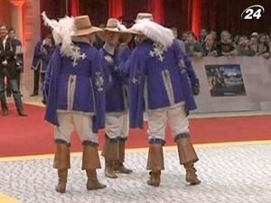 Атос, Портос и Арамис прошлись по красной дорожке Атос, Портос и Арамис прошлись по красной дорожке