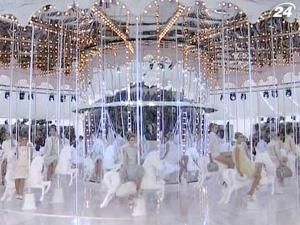 Марк Джейкобс закрутил свою новую коллекцию на роскошной карусели Марк Джейкобс закрутил свою новую коллекцию на роскошной карусели