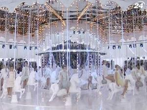 Марк Джейкобс закрутил свою новую коллекцию на роскошной карусели