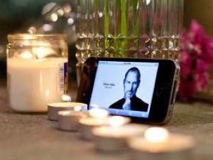 Шанувальники компанії Apple по всьому світу сумують за Стівом Джобсом