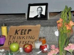 Возле магазинов Apple люди оплакивают потерю Стива Джобса