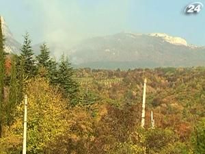 Крым: более 200 человек тушат пожар в лесу, 2 травмированы