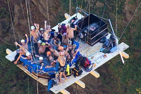 Швейцарці скупались в джакузі, підвішаному на висоті 150 метрів Швейцарці скупались в джакузі, підвішаному на висоті 150 метрів