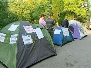 Оказавшись на улице, люди начали бессрочную акцию протеста Оказавшись на улице, люди начали бессрочную акцию протеста