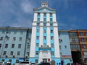 Внедорожник сбил женщину и врезался в Городскую думу Владивостока Внедорожник сбил женщину и врезался в Городскую думу Владивостока