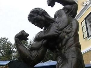Шварценеггер відкрив статую у своєму рідному містечку