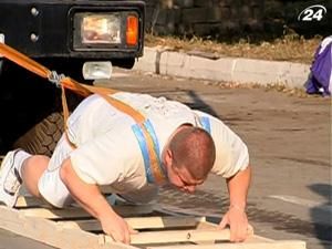 Ивано-Франковськ: стронгмен установил рекорд - тянул тяжелую дорожную спецтехнику Ивано-Франковськ: стронгмен установил рекорд - тянул тяжелую дорожную спецтехнику