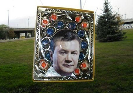 У Луганську проведуть "хресну ходу" з іконою Януковича