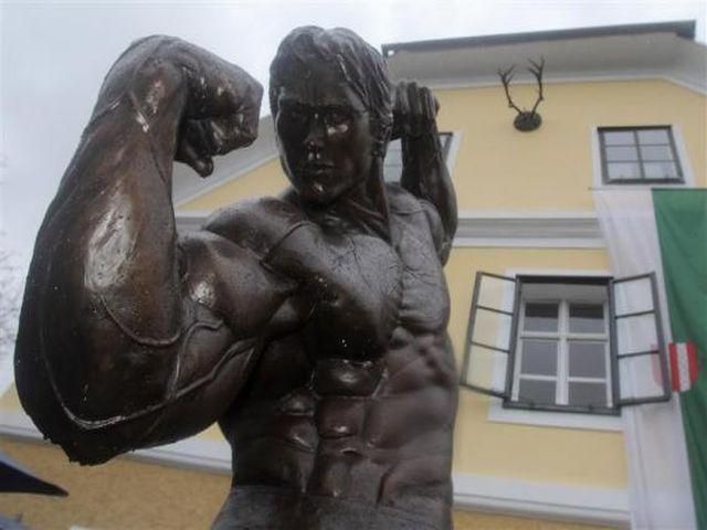 Шварценеггер відвідав музей на свою честь Шварценеггер відвідав музей на свою честь