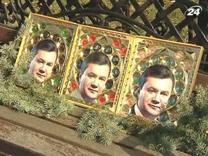 В Луганську провели хресну ходу з іконами Януковича В Луганську провели хресну ходу з іконами Януковича