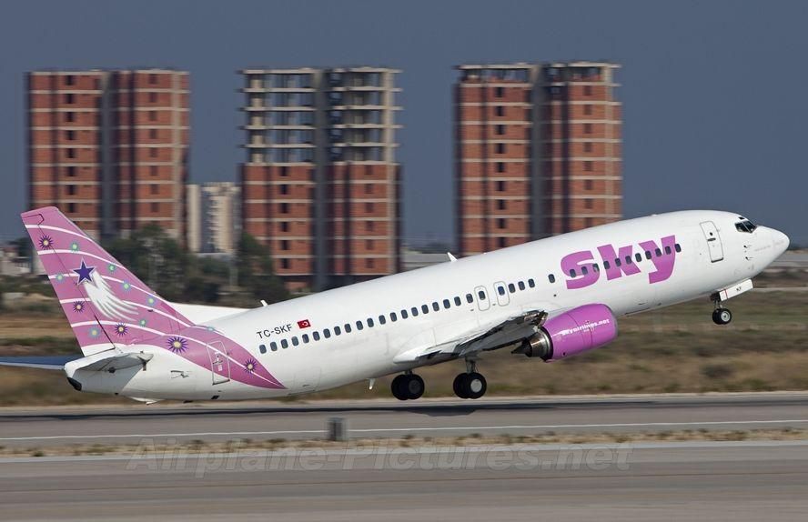 У турецького літака при посадці не відкрились усі шасі У турецького літака при посадці не відкрились усі шасі