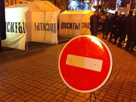 Партия регионов ставит палатки на Крещатике Партия регионов ставит палатки на Крещатике