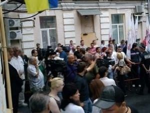 Депутати обурені: їх не пускають до залу суду